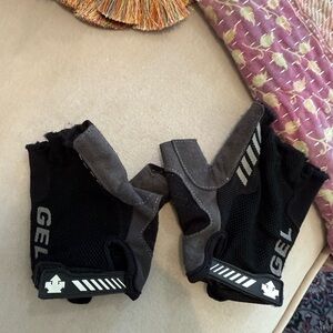 Descente Black and Gray Women's Gel Cycling Gloves